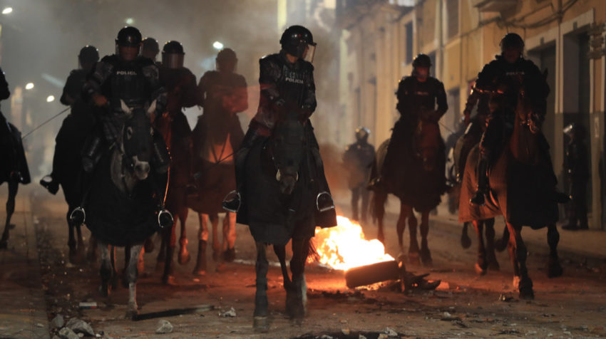 Policías en caballo llegaron al Centro Histórico de Quito la noche del 3 de octubre del 2019.