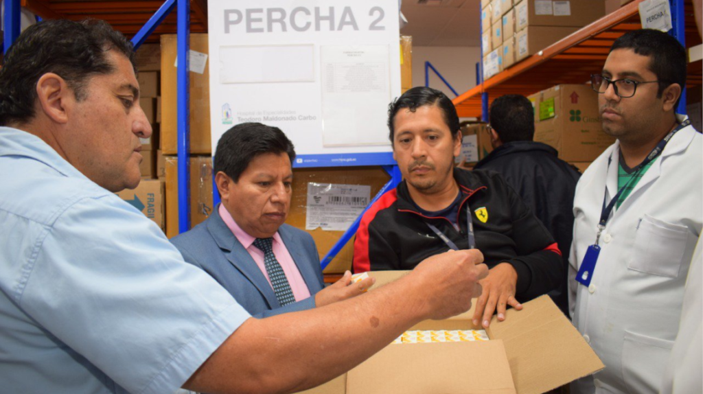 Pacientes del IESS en Guayaquil esperan hasta un año por sus medicinas