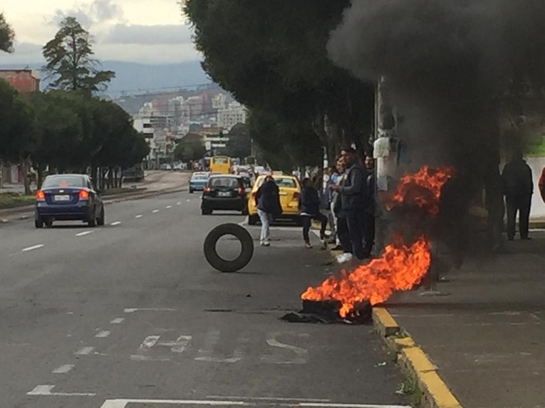 Transportistas quemaron llantas en la avenida La Prensa y Pedro Traversari. 