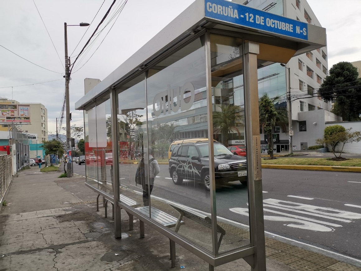 Sin buses: así luce una parada de transporte urbano en el norte de la capital. 