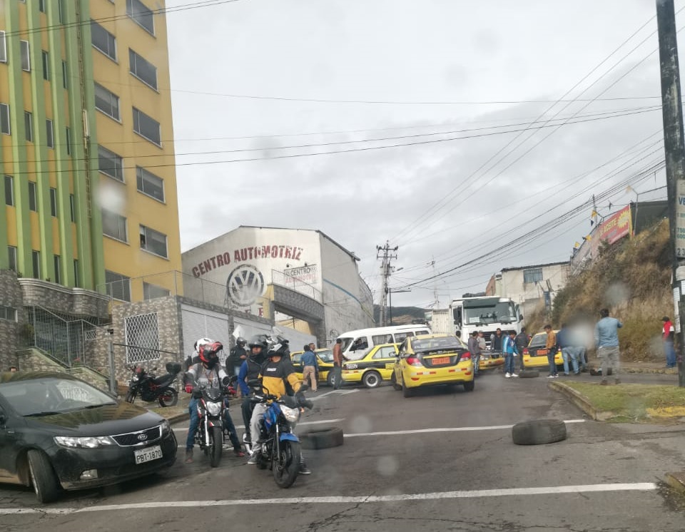 Taxistas y chóferes de buses se concentran en Quito como parte del paro nacional. 