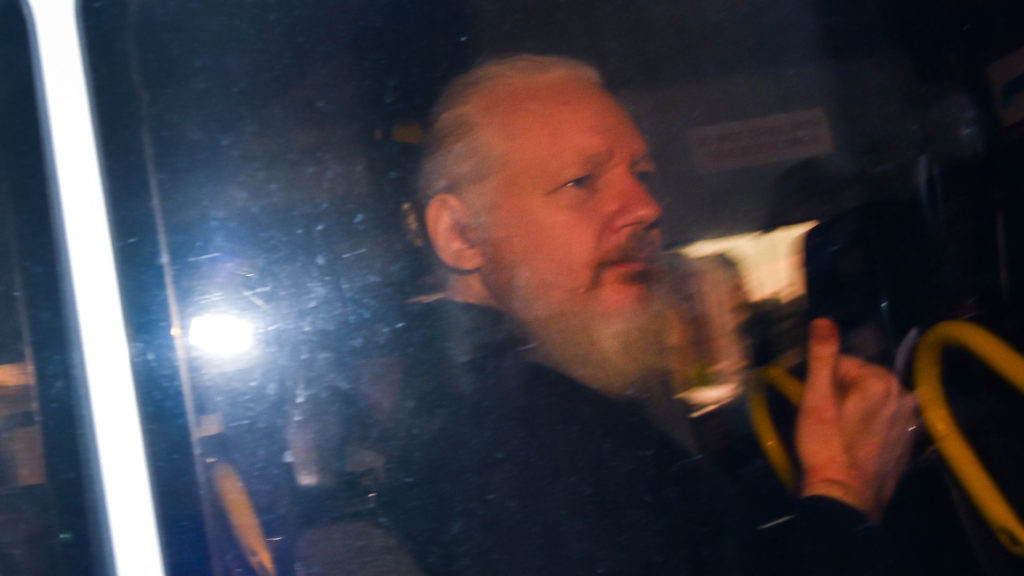 Inicia audiencia para extraer información de dispositivos incautados a Julian Assange