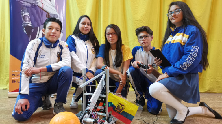 Grupo de estudiantes que viajará a Dubái al Mundial de Robótica.