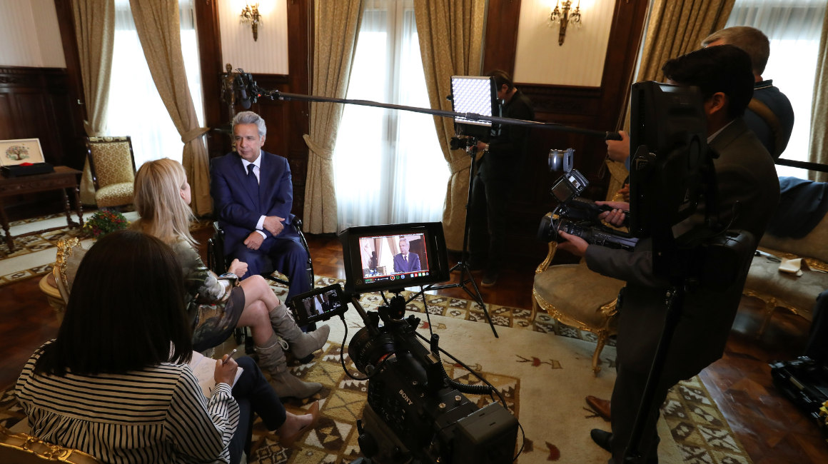 El presidente Lenín Moreno en entrevista con la presentadora holandesa Lucille Werner, el 15 de mayo de 2019.