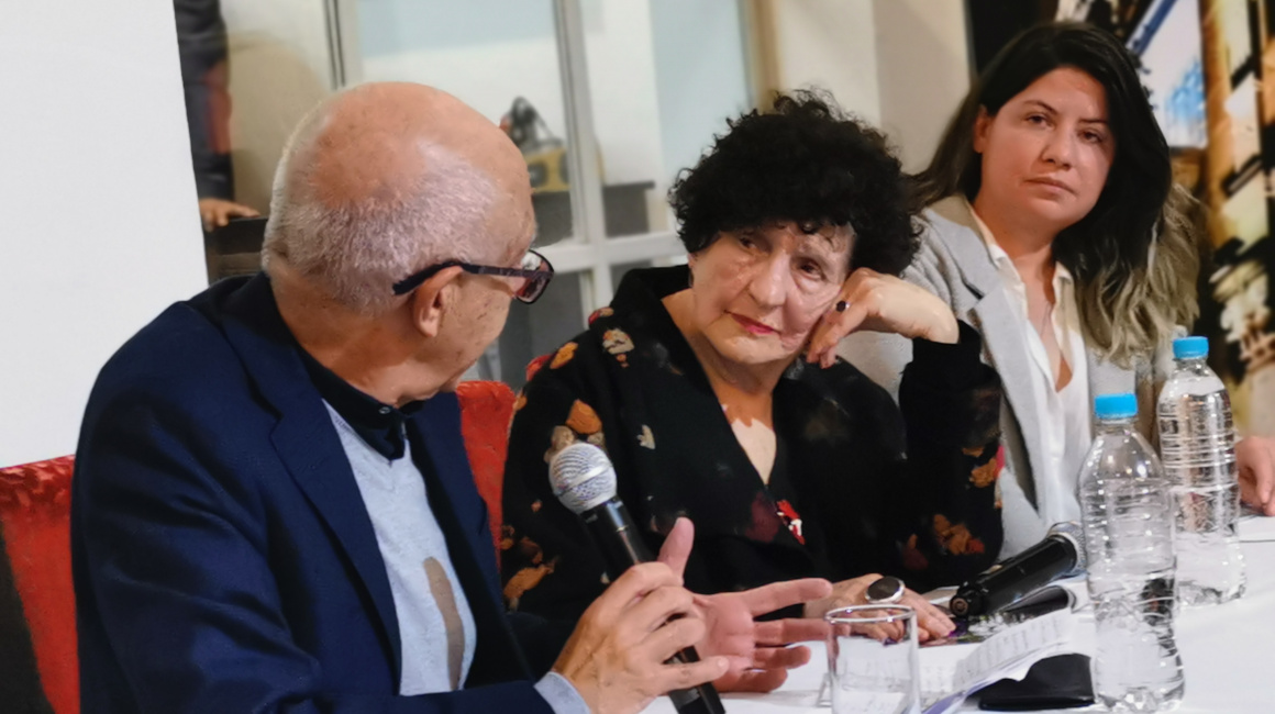 Margo Glantz (centro), convensando con Daniela Alcívar e Iván Carvajal, en el Centro Cultural Benjamín Carrión, el 30 de septiembre.