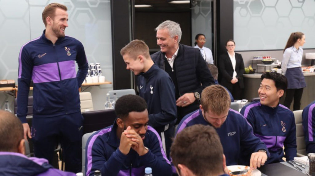 Mourinho invitó al pasabolas a comer con el Tottenham