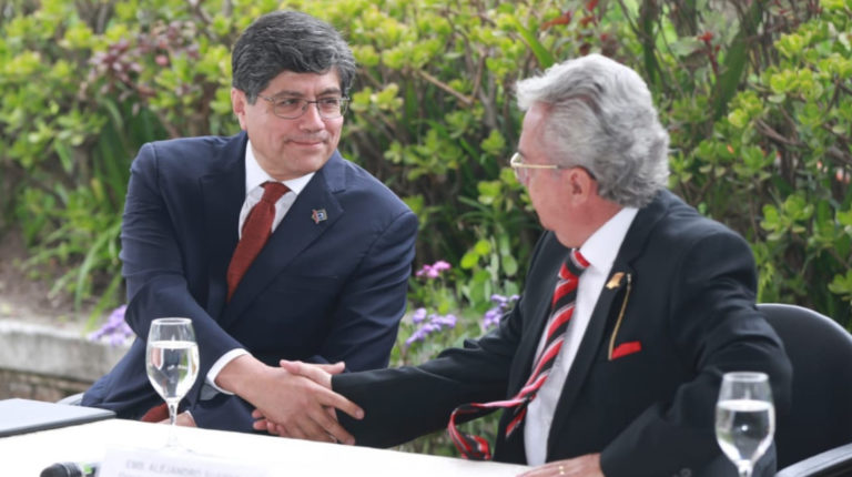 El canciller José Valencia y el embajador Alejandro Suárez, director de la Academia Diplomática, durante la inauguración de la institución.