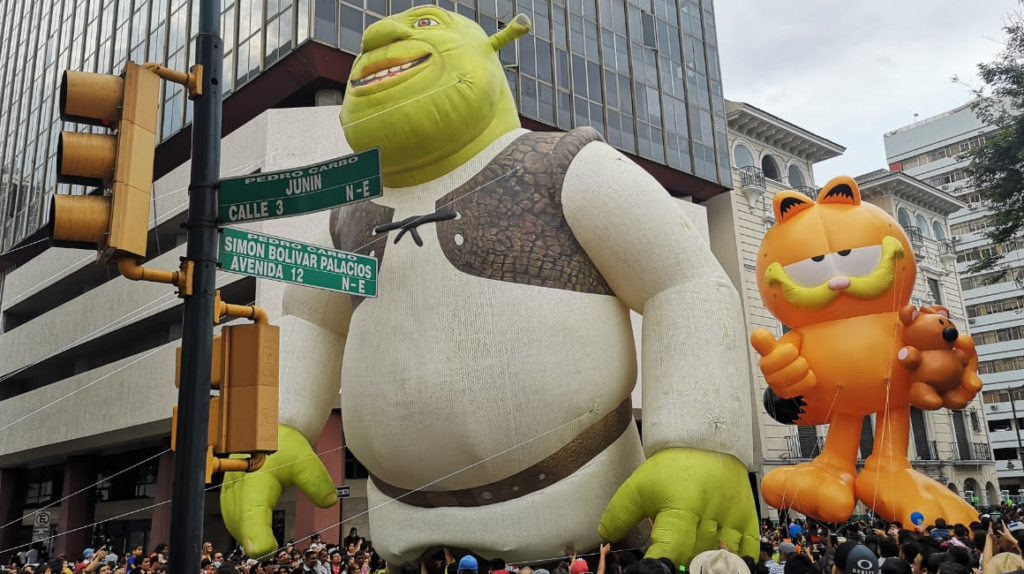 El desfile de globos gigantes de Guayaquil cambia de calle