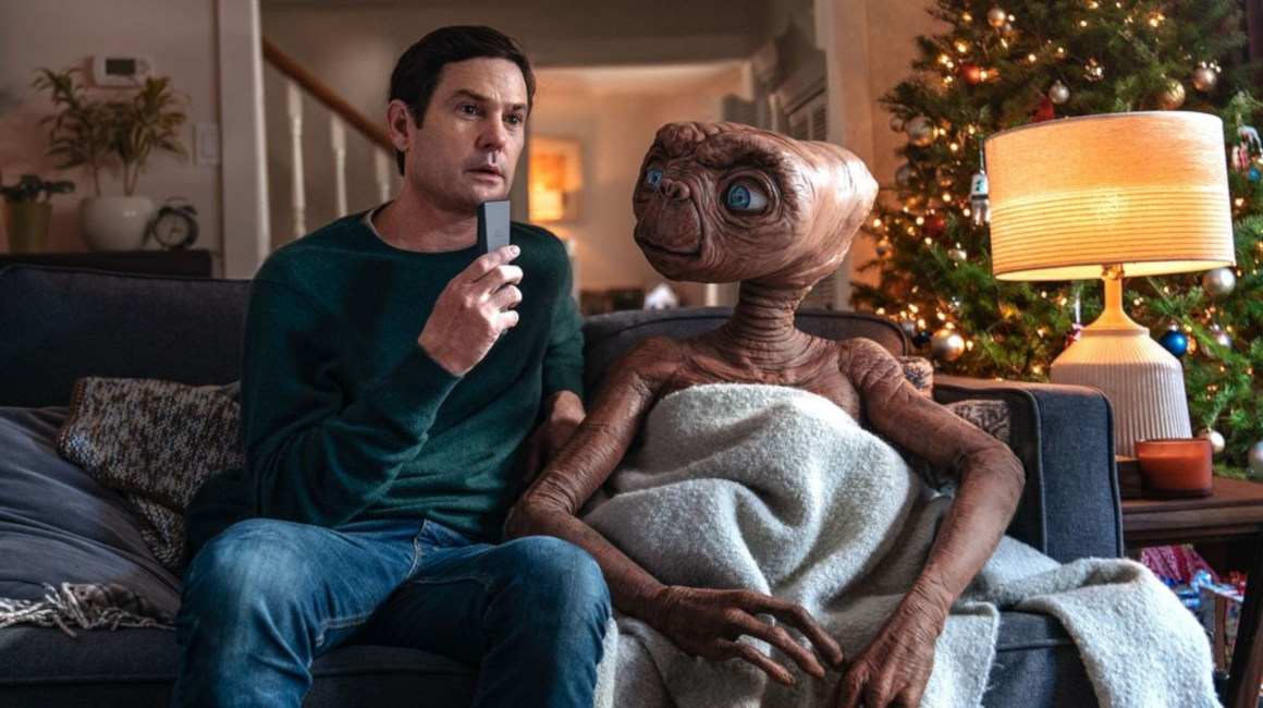 El actor Henry Thomas vuelve a interpretar a Elliot en este fotograma del comercial en el que ET regresa.