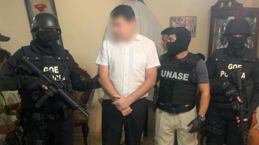 Una imagen publicada por la Fiscalía en sus redes sociales muestra el momento de la detención de José Tuárez.