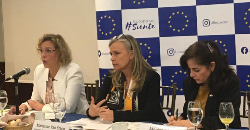 En el centro de la mesa, la embajadora de la UE en Ecuador, Marianne Van Steen. 