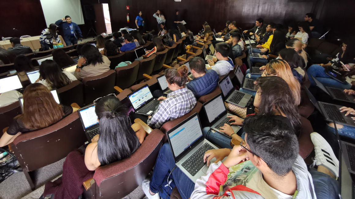 Estudiantes de la PUCE durante la editatón organizada por Wikimedistas.