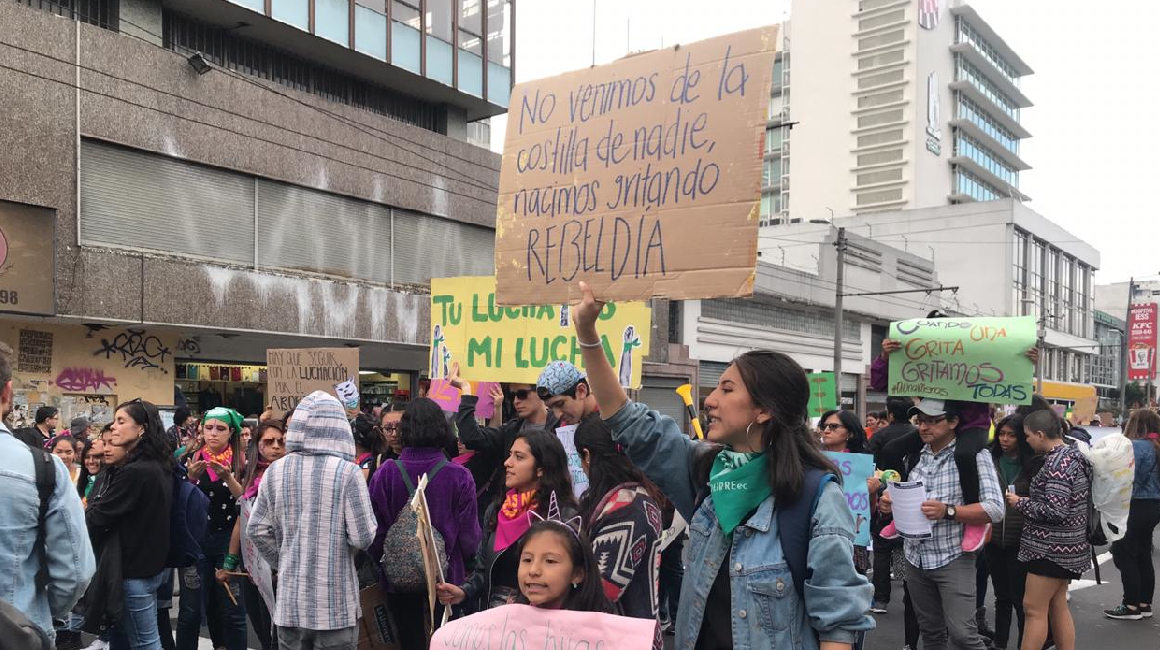 Cientos de mujeres marcharon por el centro de Quito este 23 de noviembre de 2019 en contra de la violencia de género.