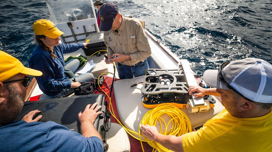 Científicos de la Fundación mientras realizan un recorrido rutinario para analizar montes submarinos.