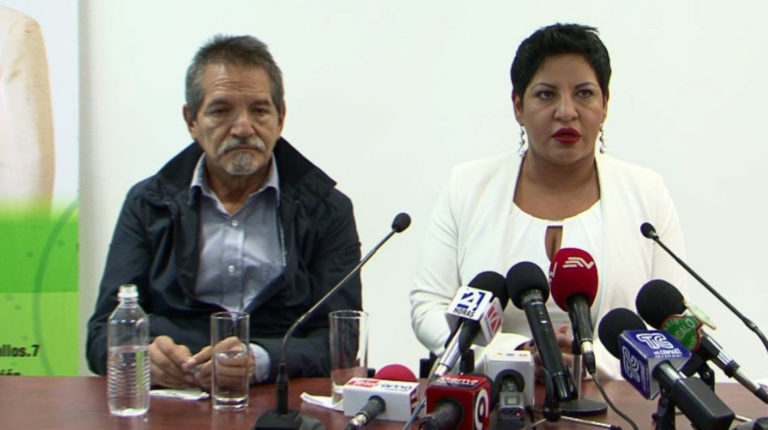 Patricio Carrión Paredes y su hija, María José Carrión, durante una rueda de prensa en la Asamblea Nacional, el 22 de junio de 2016.
