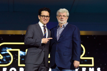 J.J. Abrams junto a George Lucas, en el estreno de 'Star Wars VII The Force Awakens', en 2015