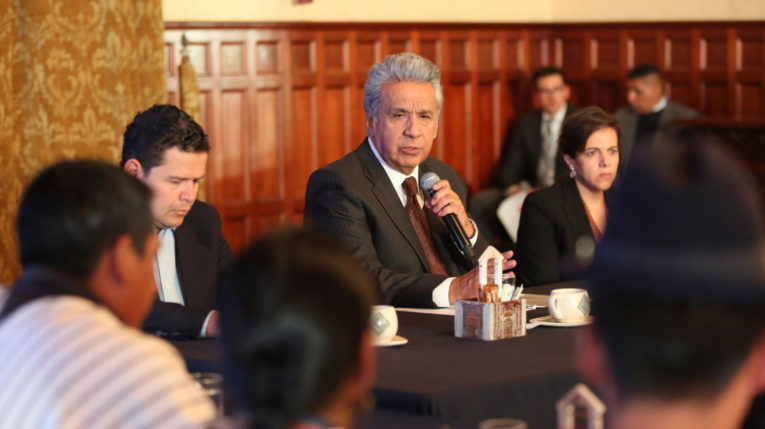 El presidente Lenín Moreno junto a Sebastián Roldán y María Paula Romo, en una reunión con la Feine, el 20 de noviembre de 2019.