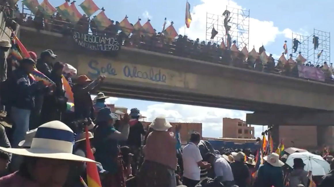 Manifestantes reclaman  el 20 de noviembre de 2019 la salida de Jeanine Añez en los alrededores de la ciudad de El Alto,uno de los reductos de Evo Morales.
