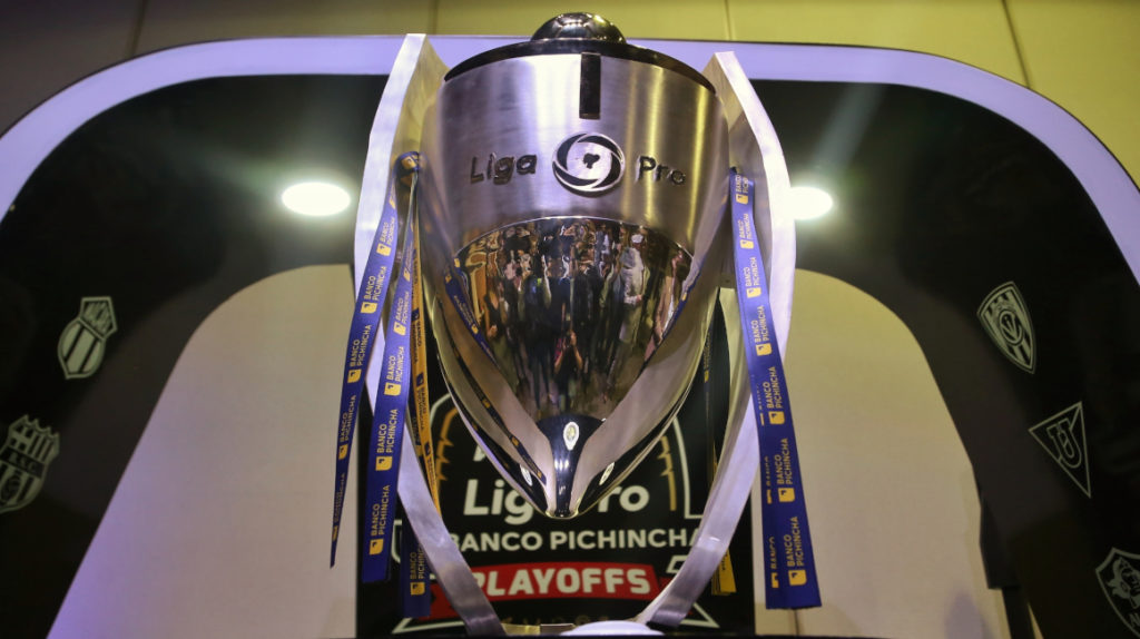 Los trofeos de LigaPro y Champions League tienen el mismo diseñador