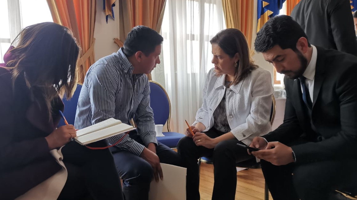 La ministra de Gobierno, María Paula Romo se reunió con varios alcaldes en Quito, para firmar un convenio de seguridad, el 19 de noviembre 2019.