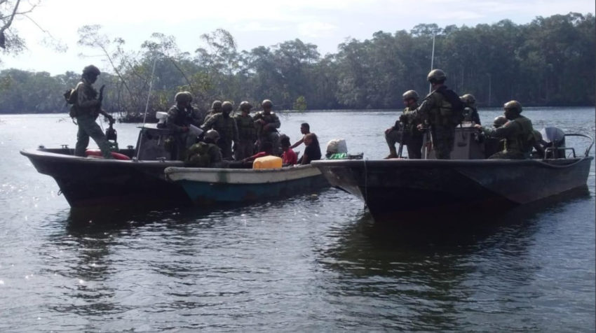 Efectivos de la Fuerza de Tarea Conjunta Esmeraldas en un operativo de vigilancia, control y seguridad en el sector de Limones, cantón Eloy Alfaro, Esmeraldas, en noviembre de 2019.