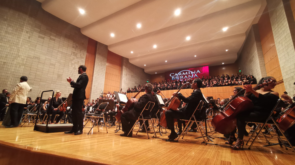 Músicos, cantantes y coros apenas terminara la función de 'Carmina Burana' el 13 de noviembre en la Casa de la Música, en Quito.