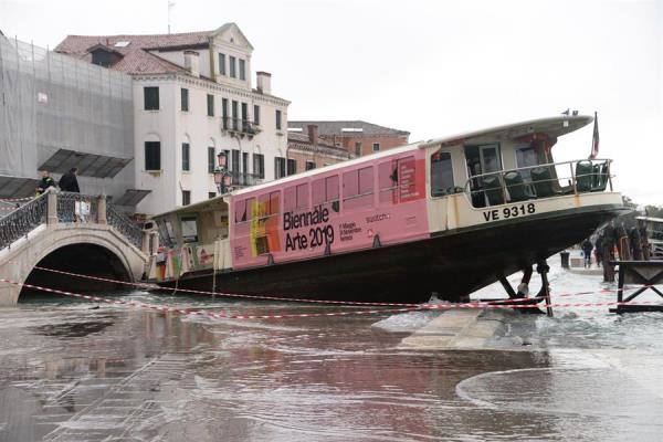 Góndolas y embarcaciones dañados tras la inundación en Venecia. 