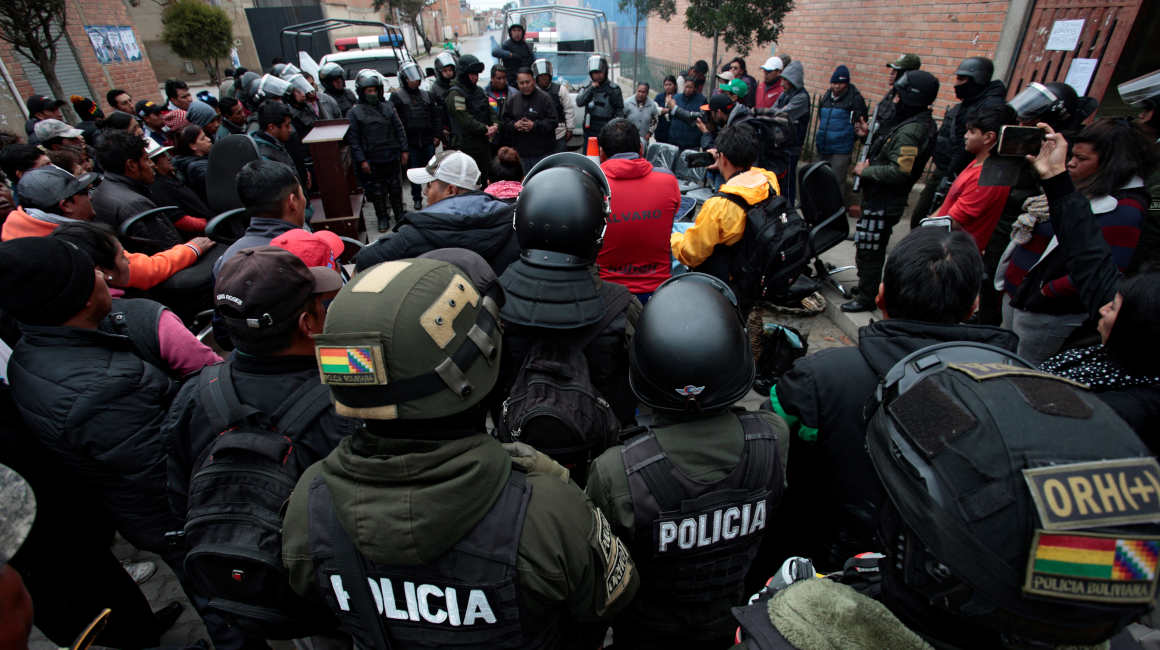 Policía intentan recuperar el control en las calles de Bolivia.