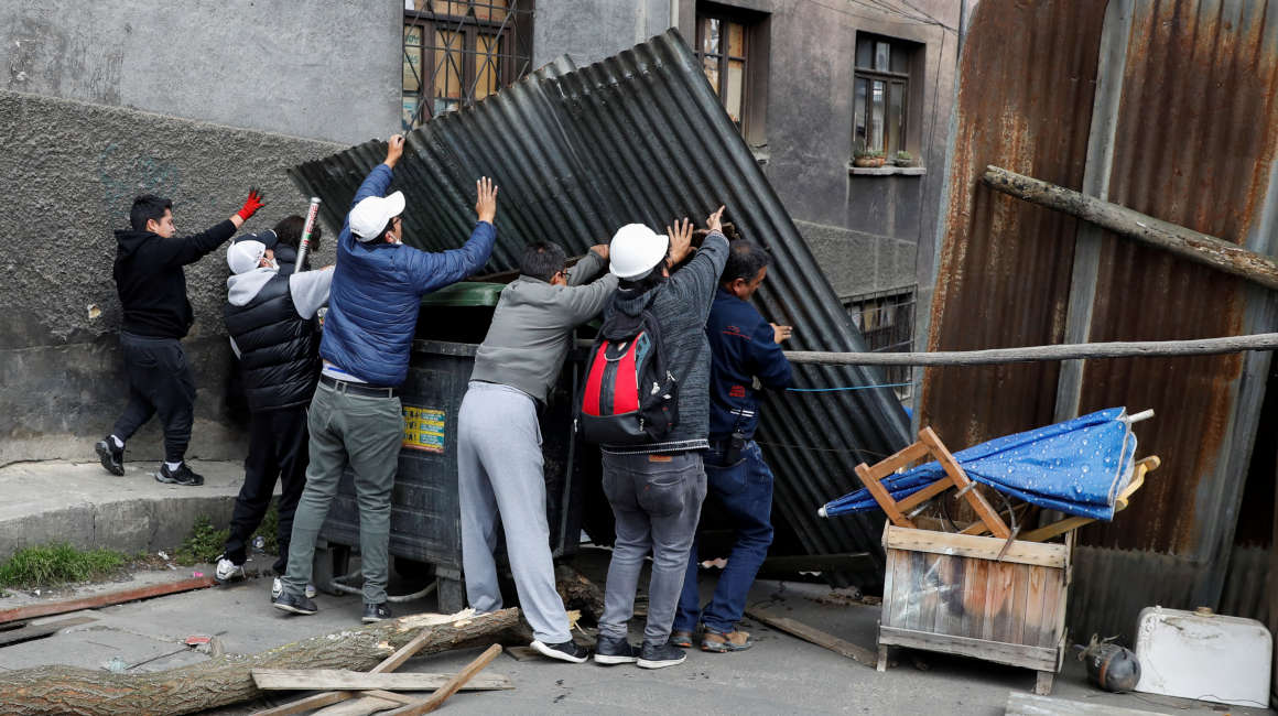 Habitante de La Paz arman barricadas para defender sus viviendas de posibles manifestantes.