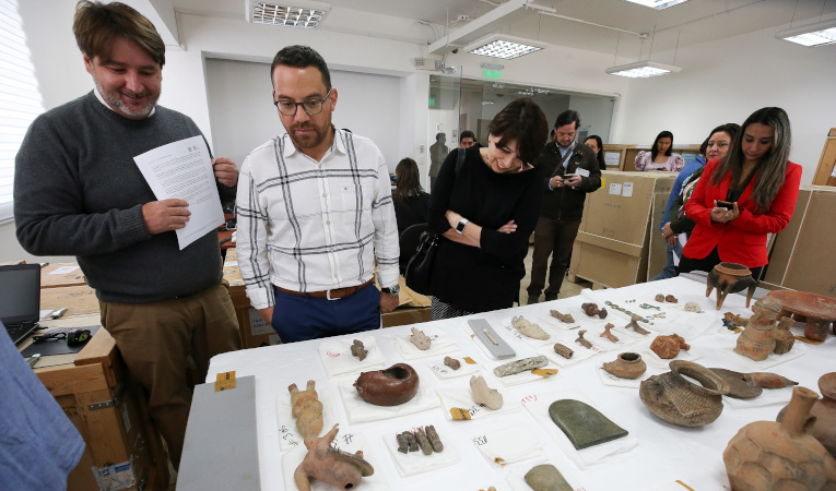 El Ministro de Cultura revisa los bienes arqueológicos recuperados por Ecuador.
