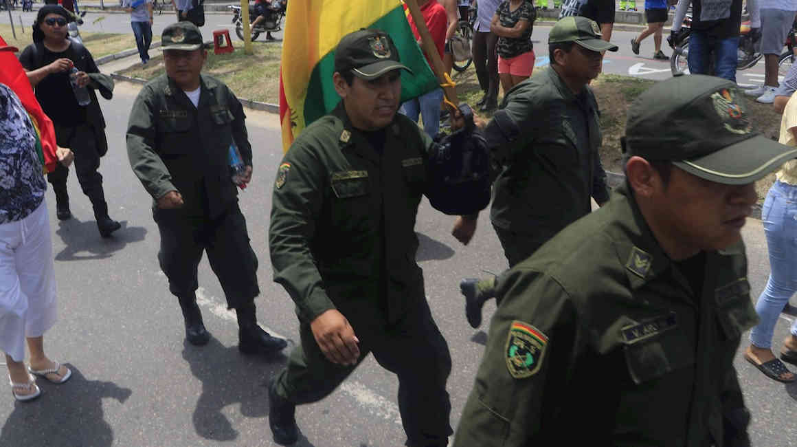 Varias unidades de policía de Bolivia han sido tomadas por los uniformados.