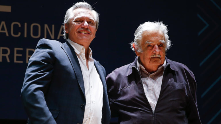 El expresidente uruguayo José Mujica (d) acompañado del presidente electo de Argentina, Alberto Fernández (i), participa en una conferencia sobre el papel de la política en América Latina, el 1 de noviembre de 2019, en la Universidad Nacional de Tres de Febrero, en Caseros (Argentina).