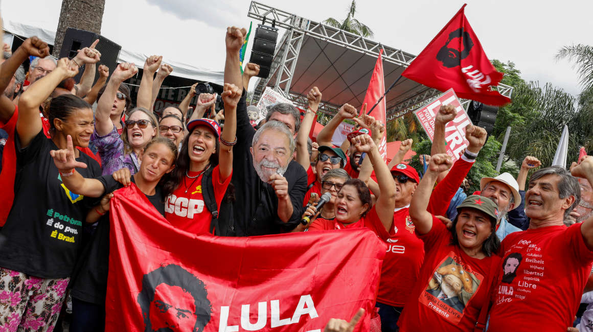 Seguidores del expresidente Luiz Inacio Lula da Silva en Curitiba.