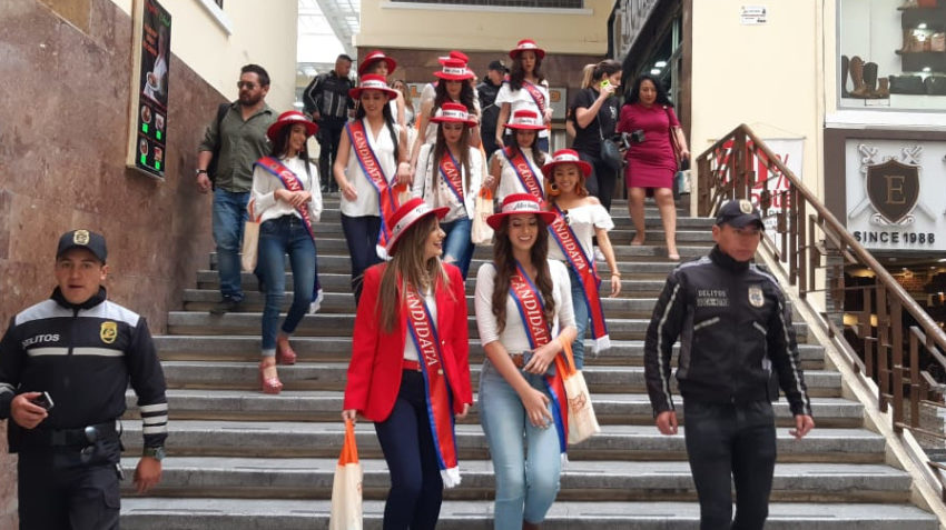 Candidatas a reina de Quito en un recorrido por la ciudad, el 6 de noviembre de 2019.