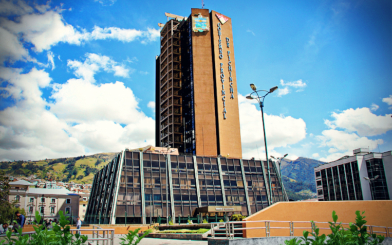 Edificio de la Prefectura de Pichincha en el Centro de Quito.