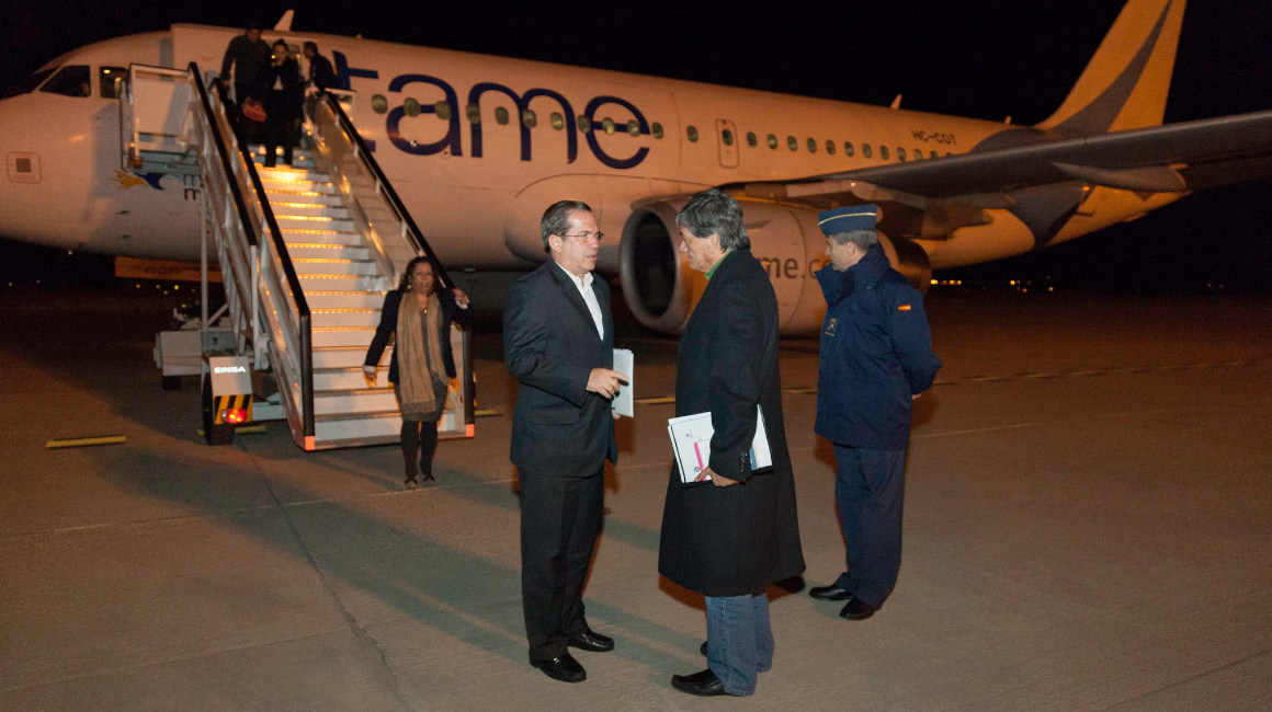 El canciller Ricardo Patiño a su arribo a Madrid, el 31 de octubre de 2013.
