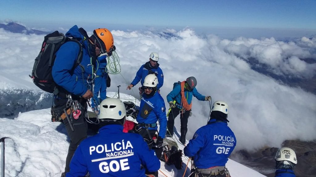 Policía recupera el cuerpo de montañista suiza fallecida en volcán Cotopaxi