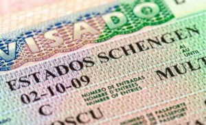 Durante el proceso de emisión de pasaportes ordinarios, la Cancillería detectó que hay bandas que ofrecen pasaportes extranjeros a migrantes ecuatorianos que buscan llegar a Europa.