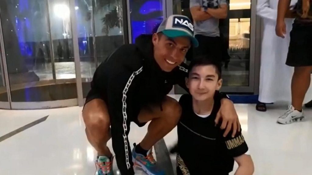 Cristiano Ronaldo juega fútbol con un niño sin piernas
