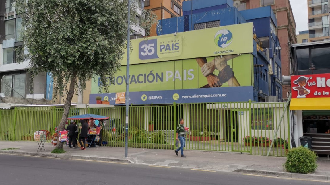 La sede nacional de Alianza País, en Quito, permanece cerrada. Fotografía tomada el 27 de diciembre de 2019.