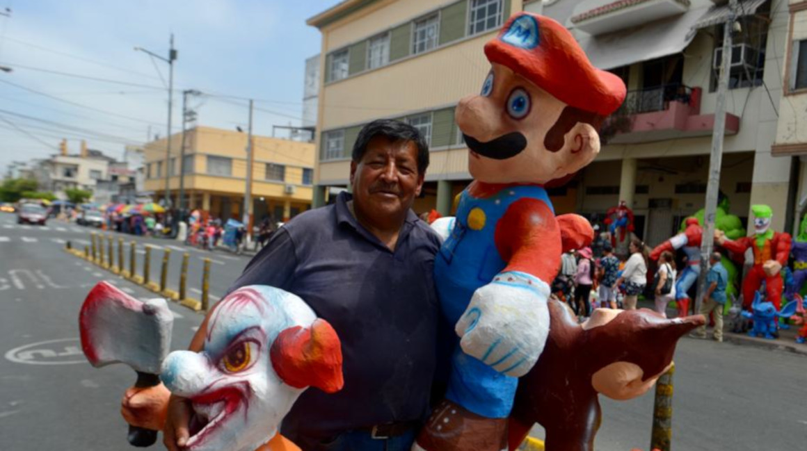 Un hombre compra un muñeco de Mario Bros.