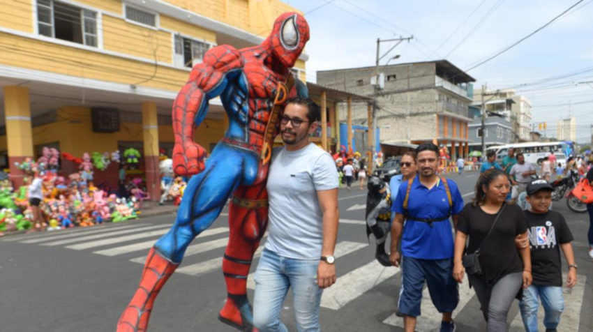 Una persona carga un monigote de Spiderman