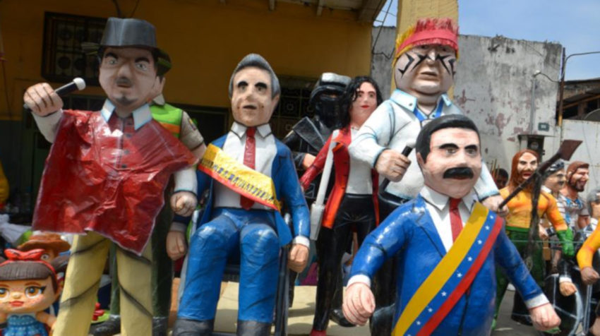 Monigotes de personjaes políticos en Guayaquil.