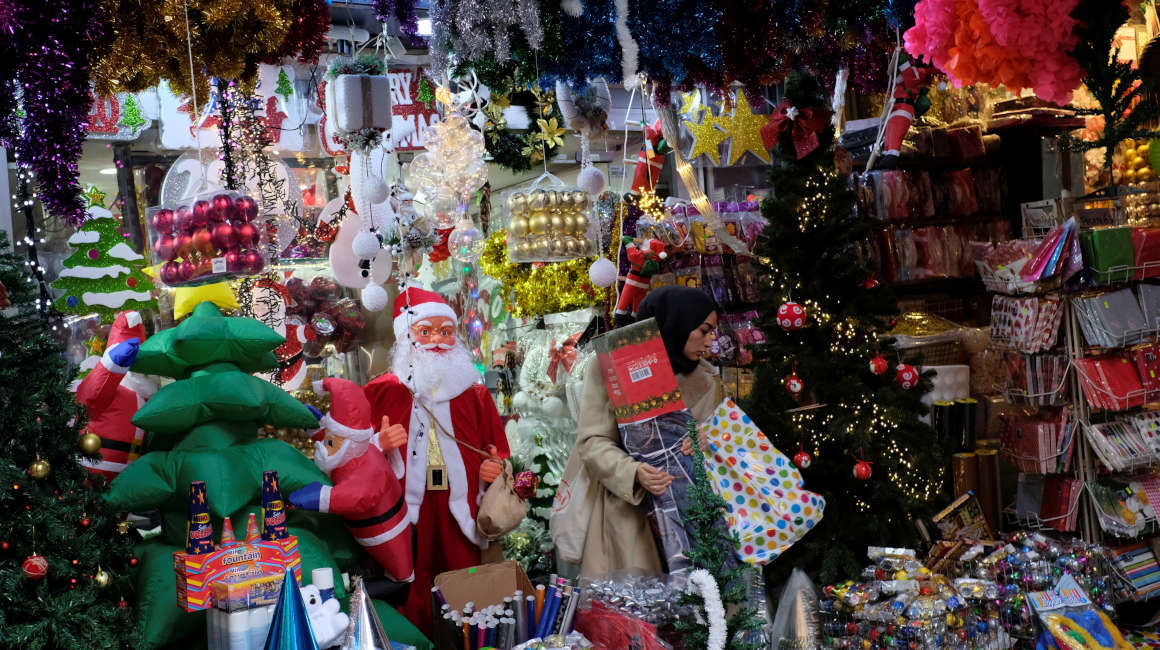 Una mujer hace sus compras para Navidad y Año Nuevo, en Estambul, Turquía.