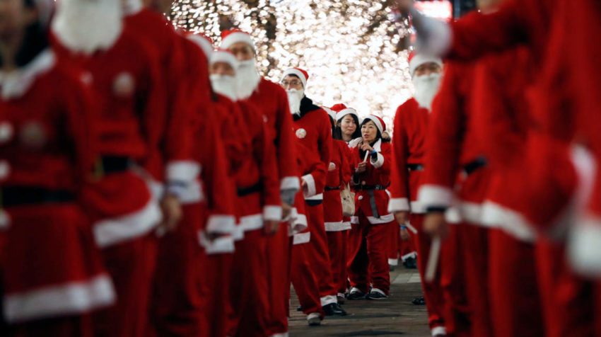 Trabajadores vestidos como Papá Noel desfilan por el distrito de negocios de Marunouchi, en Tokio.