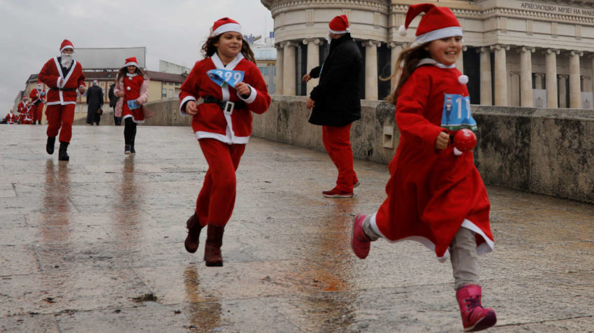 Las personas vestidas con los uniformes de Papá Noel participaron en la carrera anual de la ciudad en Skopje, Macedonia.
