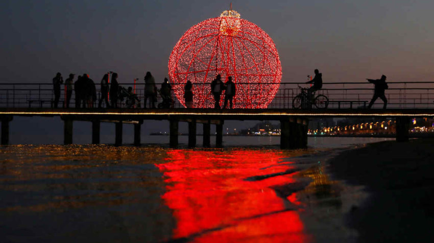 La enorme bola de Navidad iluminada en Larnaca, Chipre, atrae a los visitantes.
