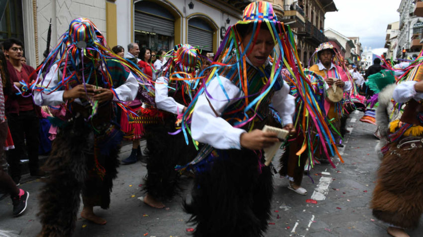 Un grupo de danza durante la procesión del Niño Viajero de 2018.