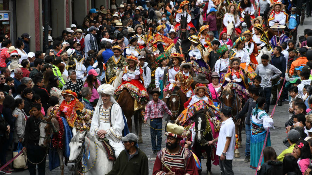 El Niño Viajero es el centro de un multitudinario desfile navideño