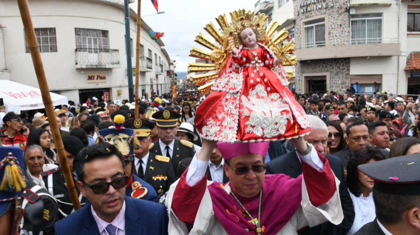 Imagen del Niño Viajero  en brazos del arzobispo de Cuenca, Marco Aurelio Pérez, durante la procesión de 2018.